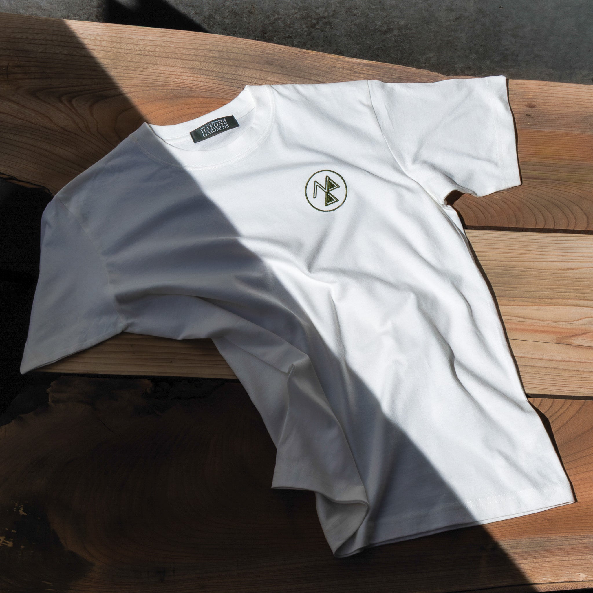 ニコライ バーグマン 箱根 ガーデンズ オリジナル Tシャツ - ホワイト