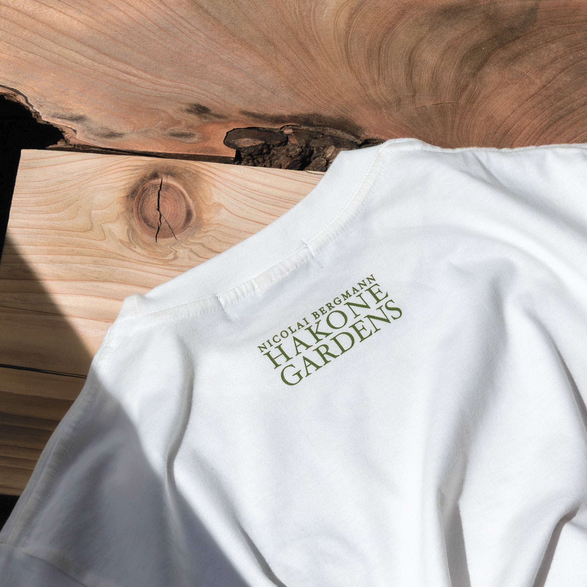 ニコライ バーグマン 箱根 ガーデンズ オリジナル Tシャツ - ホワイト